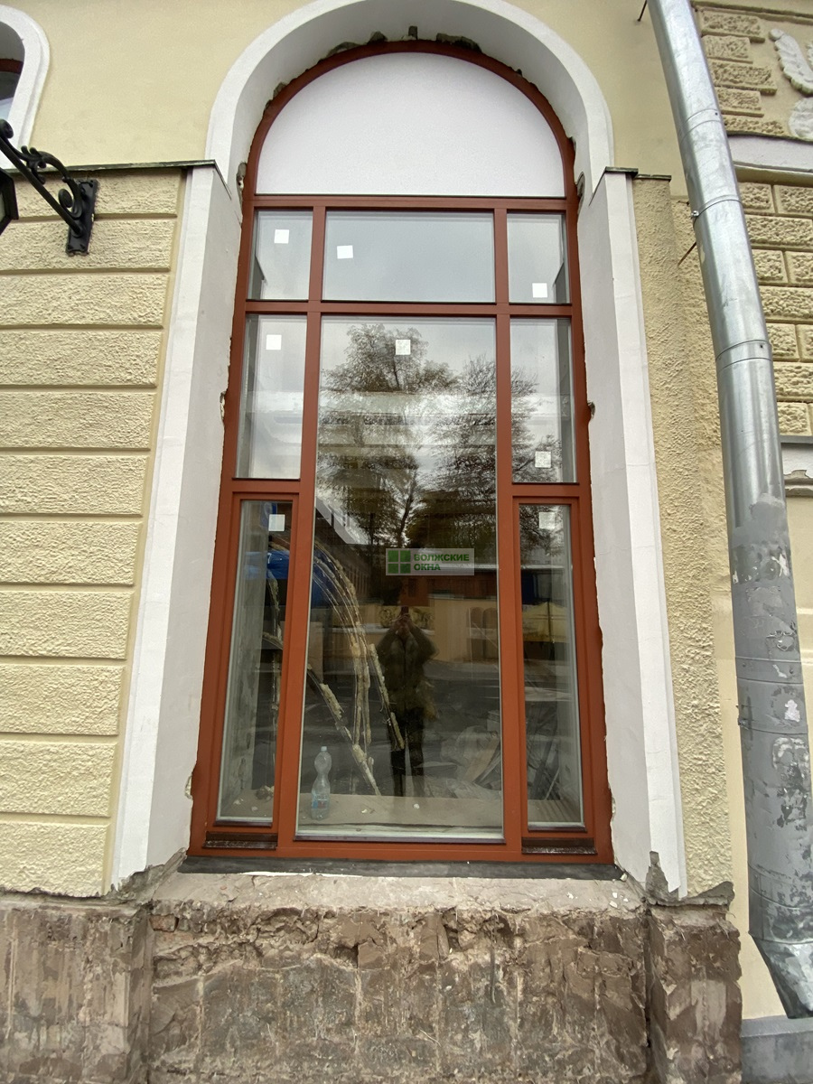 деревянное арочное  окно 